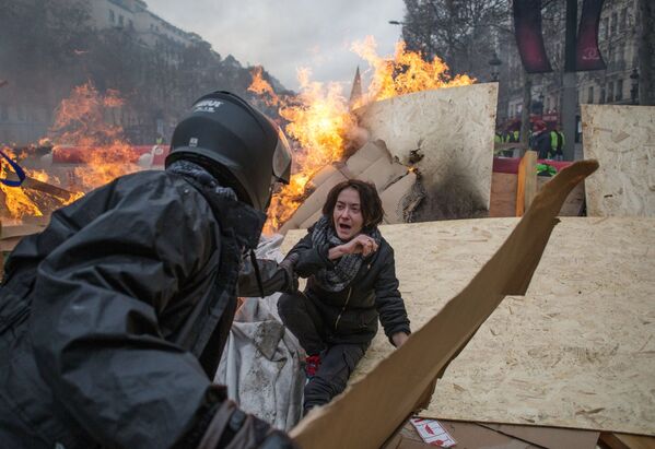 Trong cuộc biểu tình chống tăng giá xăng dầu do những người mặc áo ghi lê vàng tổ chức ở Paris - Sputnik Việt Nam