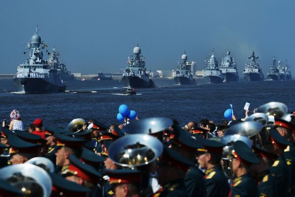 Tàu của Hải quân Nga tại cuộc diễu binh hải quân chính ở Kronstadt - Sputnik Việt Nam