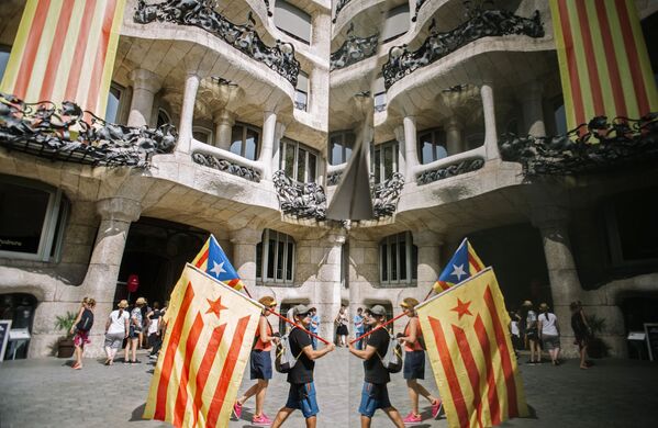 Những người tham gia cuộc biểu tình ủng hộ nền độc lập của xứ Catalan ở Barcelona - Sputnik Việt Nam