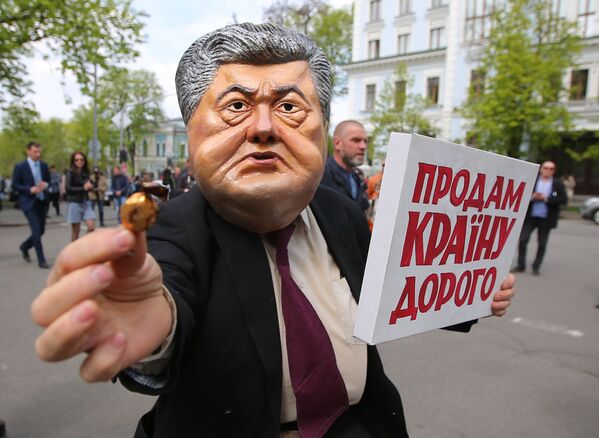 Những người tham gia hoạt động phản đối tổng thống đương nhiệm của Ukraina, ông Piotr Poroshenko, bên ngoài Phủ tổng thống ở Kiev - Sputnik Việt Nam