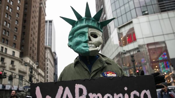 Người tham gia cuộc biểu tình chống lại các cuộc đình công nhằm vào Syria ở New York - Sputnik Việt Nam