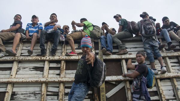 Những người dân di cư từ Honduras đang hòa vào dòng người đi qua lãnh tổ Mexico về hướng biên giới với Hoa Kỳ - Sputnik Việt Nam