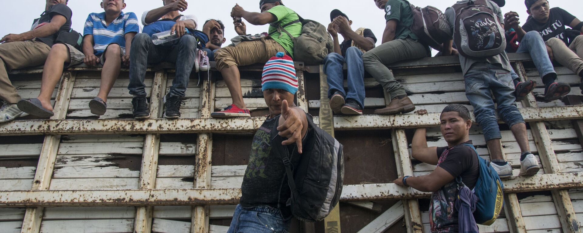 Những người dân di cư từ Honduras đang hòa vào dòng người đi qua lãnh tổ Mexico về hướng biên giới với Hoa Kỳ - Sputnik Việt Nam, 1920, 21.09.2021