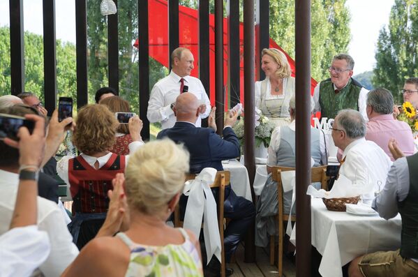 Tổng thống Vladimir Putin tại đám cưới của Ngoại trưởng Áo Karin Kneisl và nhà tài chính Wolfgang Meilinger - Sputnik Việt Nam