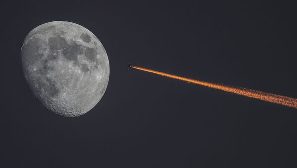 Луна и самолет на закате - Sputnik Việt Nam