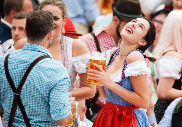 Khách tham quan tại buổi khai mạc Lễ hội bia Oktoberfest truyền thống ở Munich - Sputnik Việt Nam