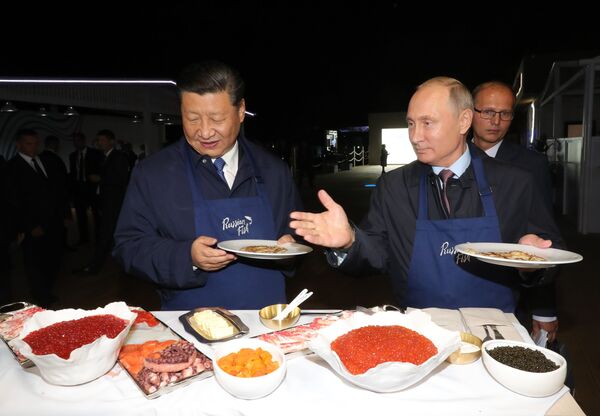 Chủ tịch Trung Quốc Tập Cận Bình và Tổng thống Nga Vladimir Putin trong chuyến thăm triển lãm tại Diễn đàn kinh tế Viễn Đông ở Vladivostok - Sputnik Việt Nam