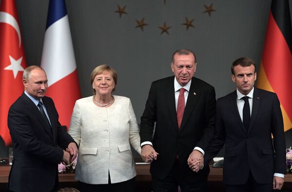 Tổng thống Nga Vladimir Putin, Thủ tướng Liên bang Đức Angela Merkel, Tổng thống Thổ Nhĩ Kỳ Recep Tayyip Erdogan và Tổng thống Pháp Emmanuel Macron trong cuộc họp báo chung ở Thổ Nhĩ Kỳ - Sputnik Việt Nam