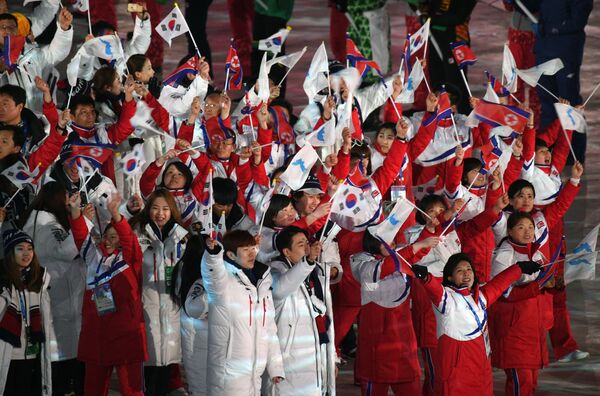 Các vận động viên của đội tuyển thống nhất Hàn Quốc và CHDCND Triều Tiên tại lễ bế mạc Thế vận hội Olympic mùa đông lần thứ XXIII ở Pyeongchang - Sputnik Việt Nam