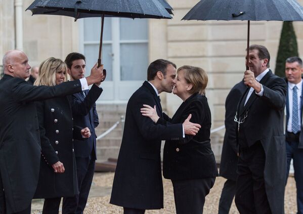Tổng thống Pháp Emmanuel Macron chào mừng Thủ tướng Đức Angela Merkel tại Cung điện Elysée trước lễ kỷ niệm 100 năm kết thúc Thế chiến I - Sputnik Việt Nam