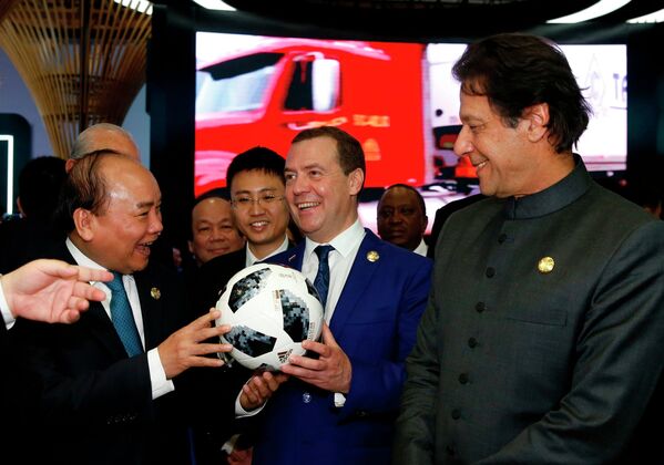 Thủ tướng Nga Dmitry Medvedev, Thủ tướng Việt Nam Nguyễn Xuân Phúc và Thủ tướng Pakistan Imran Khan tại Triển lãm nhập khẩu quốc tế Trung Quốc đầu tiên tại Thượng Hải - Sputnik Việt Nam