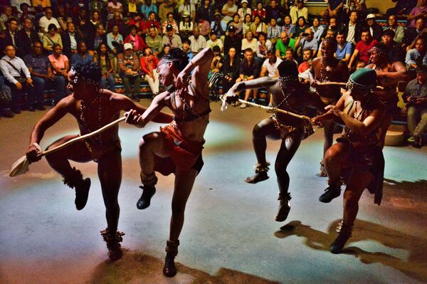 Những điệu nhảy của các dân tộc Nam Phi cổ đại dành cho những vị khách của làng dân tộc học Lesedi gần thành phố Pretoria (Nam Phi) - Sputnik Việt Nam