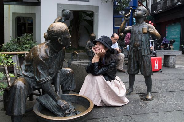 Tác phẩm điêu khắc trên phố đi bộ Hefan ở thành phố Hàng Châu, Trung Quốc - Sputnik Việt Nam