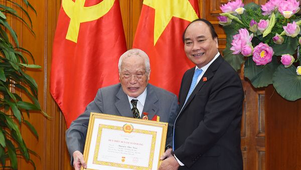 Thủ tướng Nguyễn Xuân Phúc trao Huy hiệu 80 năm tuổi Đảng cho đồng chí Nguyễn Văn Trân, nguyên Bí thư Trung ương Đảng - Sputnik Việt Nam