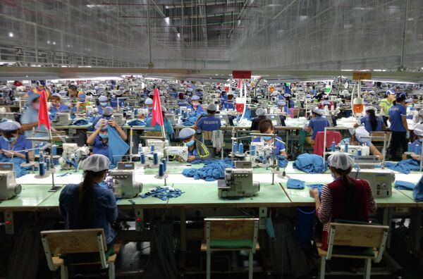 Sản xuất may mặc tại Công ty TNHH Far Eastern New Apparel Việt Nam - KCN Bắc Đồng Phú, tỉnh Bình Phước. Sản xuất may mặc tại Công ty TNHH Far Eastern New Apparel Việt Nam - KCN Bắc Đồng Phú, tỉnh Bình Phước. - Sputnik Việt Nam