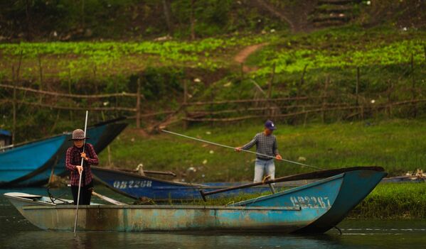 Những người dân đánh cá ngồi thuyền trên sông Son ở vườn quốc gia Phong Nha-Kẻ Bàng, Việt Nam - Sputnik Việt Nam