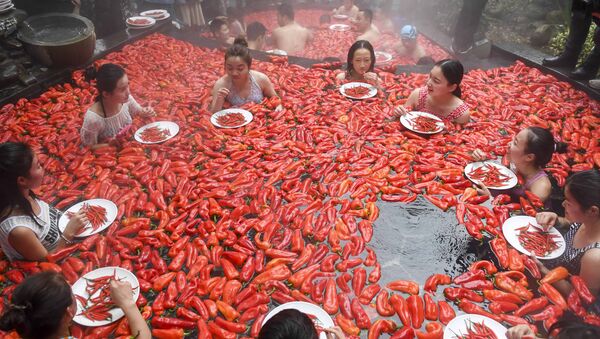 Cuộc thi ăn ớt trong suối nước nóng, Trung Quốc - Sputnik Việt Nam