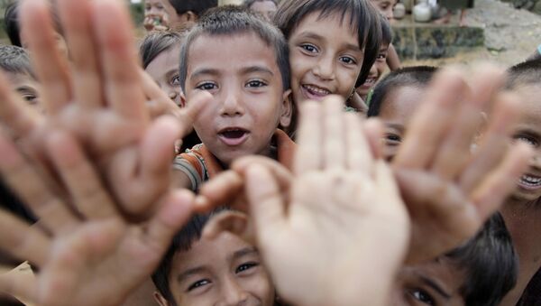 Trẻ em trong trại Balukali ở Bangladesh, nơi người tị nạn Rohingya sống tập trung - Sputnik Việt Nam