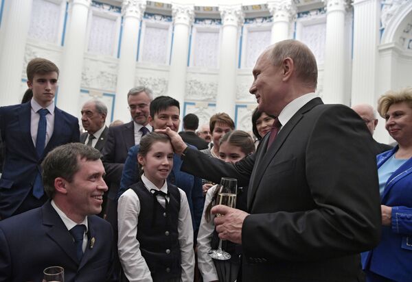 Tổng thống Vladimir Putin và Chủ tịch Hiệp hội người khuyết tật toàn Nga Mikhail Terentiev - Sputnik Việt Nam