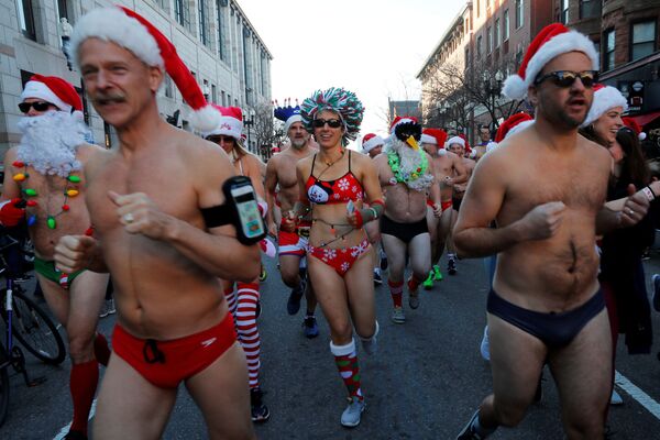 Những người tham gia cuộc chạy đua Santa Claus hàng năm ở Boston - Sputnik Việt Nam
