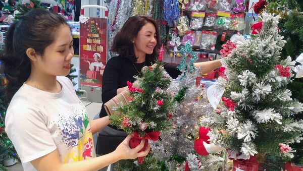 Sản phẩm cây thông Noel được người tiêu dùng ưa chuộng tìm mua. - Sputnik Việt Nam