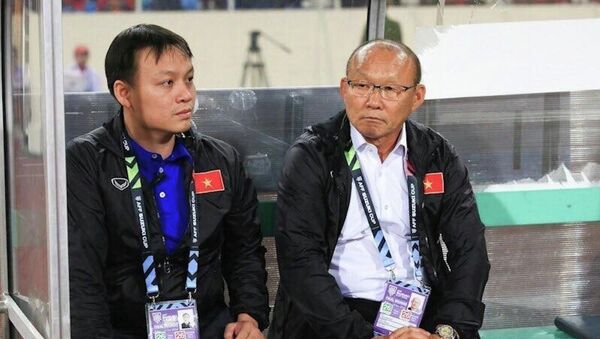 Trái với dự đoán của nhiều người, ngay sau tiếng còi khai cuộc, HLV trưởng Park Hang-seo đã cho đội Việt Nam tràn lên tấn công, gây sức ép liên tục về phía phần sân của Malaysia và điều chỉnh linh hoạt đấu pháp sau khi có bàn thắng dẫn bàn. - Sputnik Việt Nam