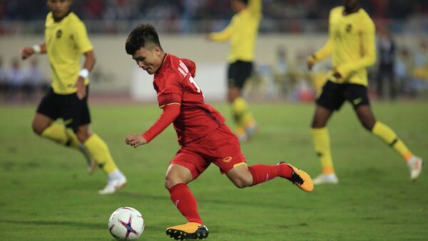 Quang Hải (19) tiếp tục tỏa sáng khi có đường chuyền quyết định cho Anh Đức (11) ghi bàn mở tỉ số trận đấu ở phút thứ 6. - Sputnik Việt Nam