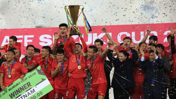 Các tuyển thủ Việt Nam giương cao chiếc cúp vô địch AFF Suzuki Cup 2018. - Sputnik Việt Nam