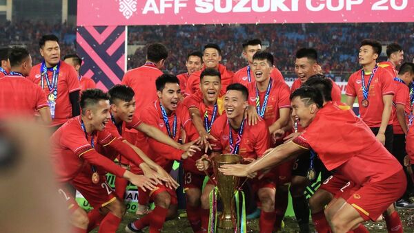Niềm vui bất tận của các tuyển thủ Việt Nam với chiếc cúp vô địch AFF Suzuki cup 2018. - Sputnik Việt Nam