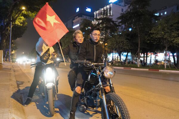 Cổ động viên Hà Nội ăn mừng chiến thắng của đội tuyển Việt Nam trước Malaysia - Sputnik Việt Nam