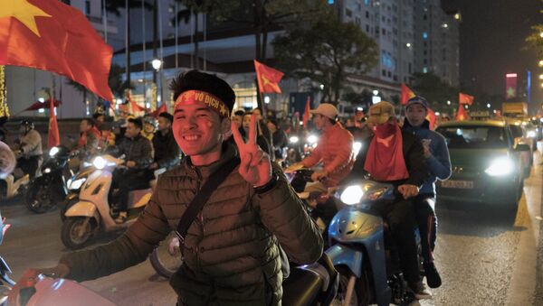 Cổ động viên Hà Nội ăn mừng chiến thắng của đội tuyển Việt Nam trước Malaysia - Sputnik Việt Nam