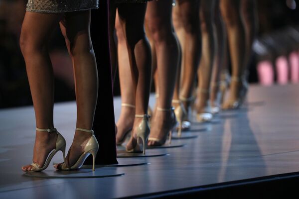 Những đôi chân của các thí sinh tham gia cuộc thi Hoa hậu Hoàn vũ 2018 tại Thái Lan - Sputnik Việt Nam