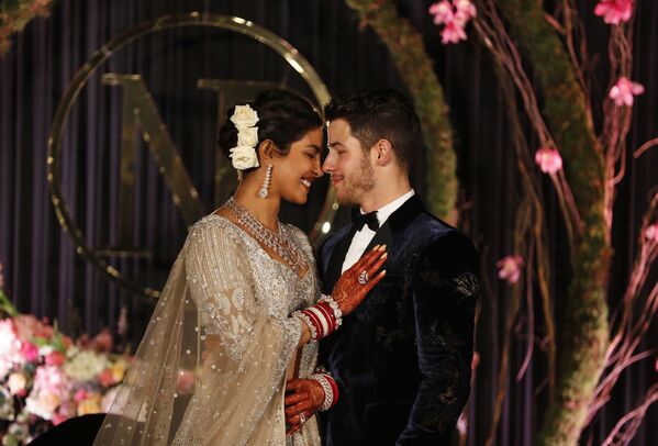 Nữ diễn viên Priyanka Chopra và ca sĩ Nick Jonas đã làm đám cưới theo cả nghi thức đạo Hindu và Thiên chúa giáo vào tháng 12 - Sputnik Việt Nam