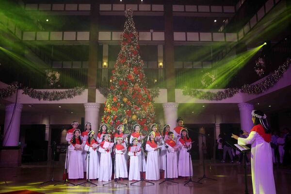 Thiếu nhi biểu diễn hát Thánh ca tại lễ thắp sáng cây thông Giáng sinh cao 9 mét tại khu nghỉ dưỡng Furama Resort Đà Nẵng. - Sputnik Việt Nam