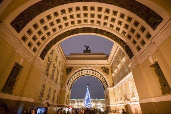 Cây thông Noel chính trên Quảng trường Cung điện ở St. Petersburg - Sputnik Việt Nam