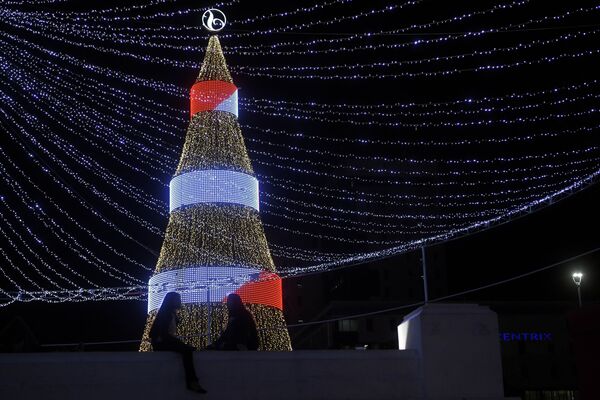 Hai cô gái bên cây thông Noel ở quảng trường Salvador del Mundo ở San Salvador, Salvador - Sputnik Việt Nam