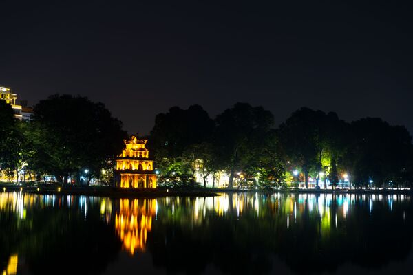 Tháp Rùa giữa Hồ Gươm ban đêm - Sputnik Việt Nam
