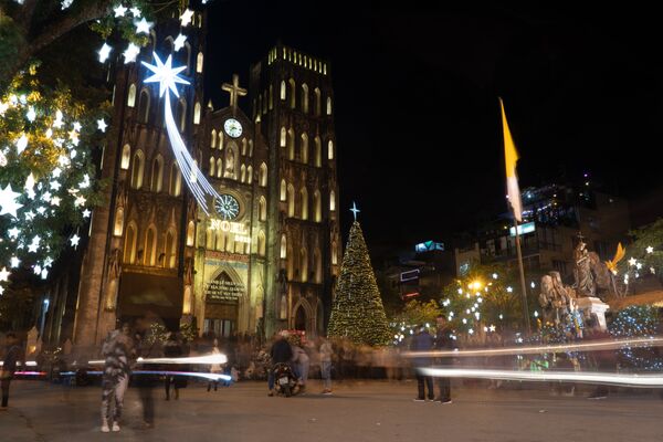 Nhà thờ lớn ở Hà Nội được trang hoàng cho Lễ Giáng sinh vào buổi tối - Sputnik Việt Nam