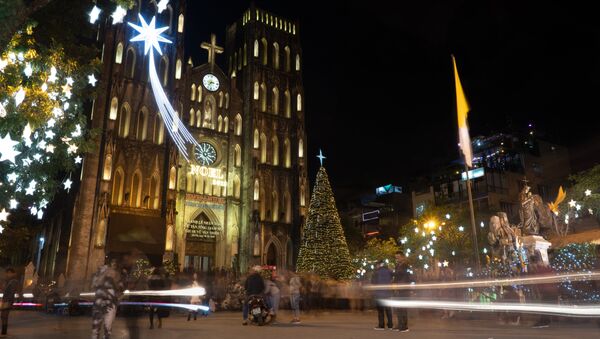 Nhà thờ lớn ở Hà Nội được trang hoàng cho Lễ Giáng sinh vào buổi tối  - Sputnik Việt Nam