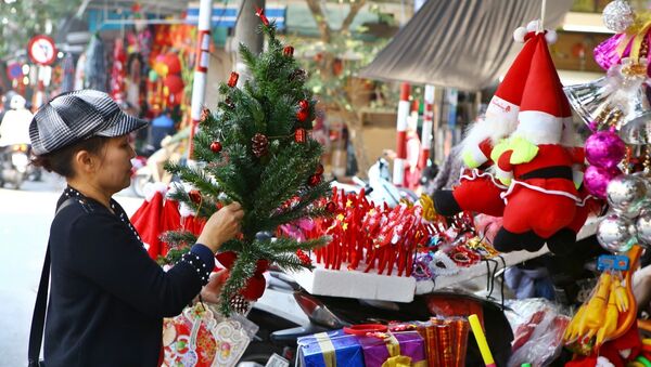 Đồ trang trí chuẩn bị cho Noel 2018 được bày bán trên phố Hàng Mã - Sputnik Việt Nam