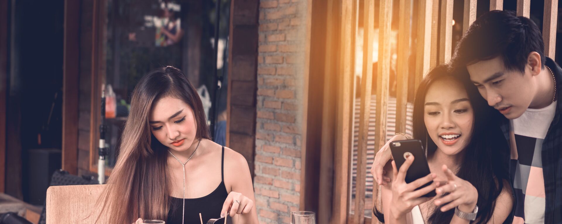Cô gái cô đơn  và cặp tình nhân trong nhà hàng - Sputnik Việt Nam, 1920, 02.01.2019