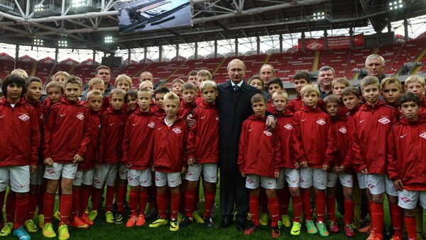 27 tháng 8 năm 2014. Tổng thống Nga Vladimir Putin (giữa) cùng các cầu thủ trẻ trong chuyến thăm sân vận động Otkrytie Arena - sân nhà đầu tiên của câu lạc bộ bóng đá Spartak- Moskva ở Tushino. - Sputnik Việt Nam