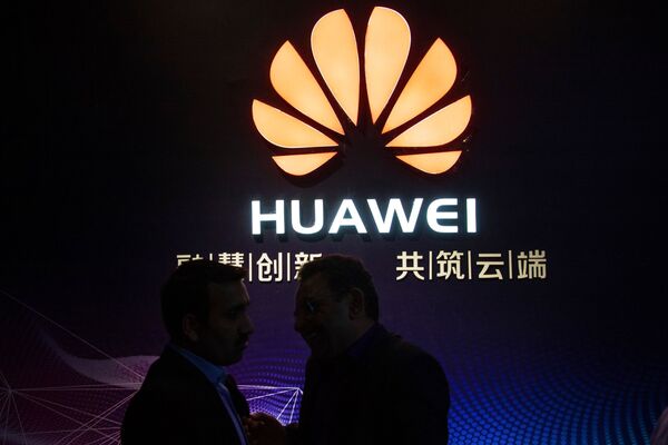 Donald Trump làm khó Huawei, cửa mở cho tỷ phú Phạm Nhật Vượng Donald Trump làm khó Huawei, cửa mở cho tỷ phú Phạm Nhật Vượng - Sputnik Việt Nam