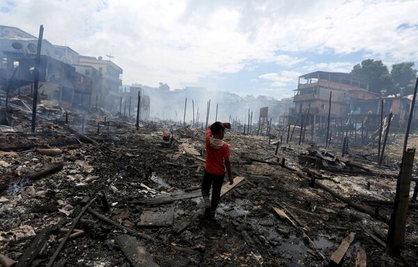 Một đứa trẻ đang đứng tại nơi xảy ra hỏa hoạn ở thành phố Manaus, Brazil - Sputnik Việt Nam