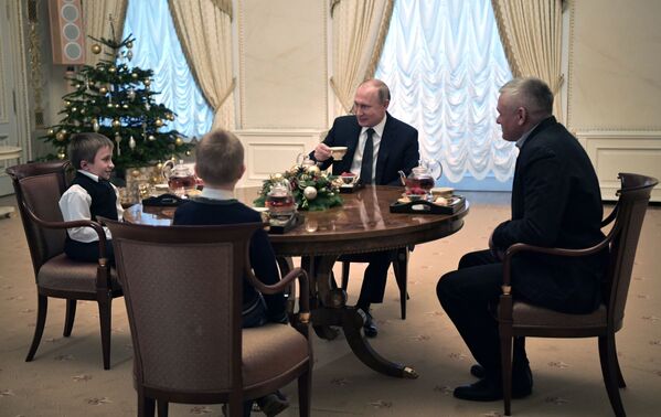 Tổng thống Vladimir Putin trong cuộc gặp với cậu bé Artem Palyanov, sống ở tỉnh Leningrad - Sputnik Việt Nam