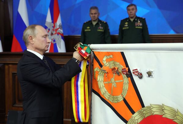 Tổng thống Vladimir Putin tại buổi lễ trao tặng Huân chương Suvorov cho Quân khu Đông trong cuộc họp mở rộng của ủy ban Bộ Quốc phòng Liên bang Nga - Sputnik Việt Nam
