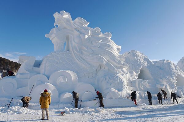 Tác phẩm điêu khắc rồng từ băng và tuyết, được thực hiện để chuẩn bị cho mùa du lịch đông ở Trung Quốc - Sputnik Việt Nam
