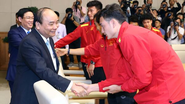 Thủ tướng Nguyễn Xuân Phúc và các thành viên Đội tuyển bóng đá nam. - Sputnik Việt Nam