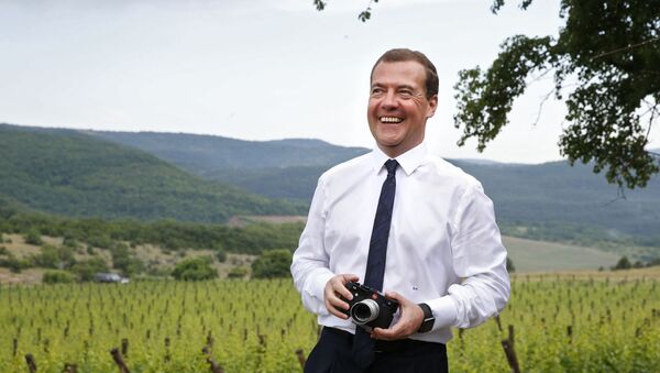 Thủ tướng Nga Dmitry Medvedev trong chuyến thăm hợp tác xã sản xuất nông nghiệp “Terruar ở làng Rodnoye. - Sputnik Việt Nam