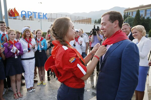 Thủ tướng chính phủ Nga Dmitry Medvedev trong chuyến thăm Trung tâm thiếu nhi Quốc tế “Artek” ở làng Gurzuf - Sputnik Việt Nam